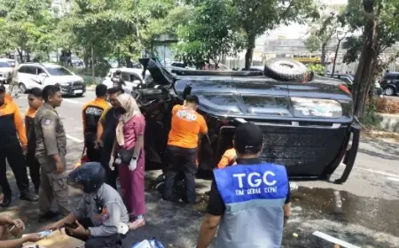 Dramatis! Penyelamatan Dua Lansia dalam Insiden Toyota Land Cruiser yang Terguling di Surabaya