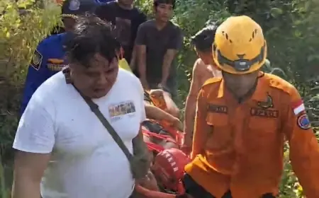 Pelajar MTs Terjatuh di Gunung Cemenung, Damkar Tulungagung Lakukan Evakuasi