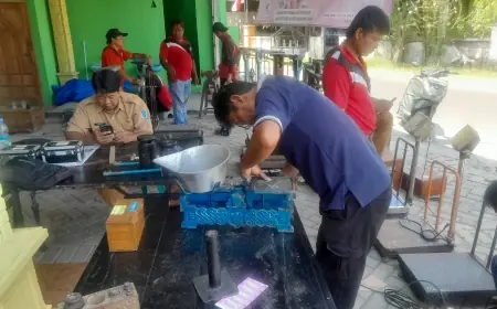 Cegah Keculasan, Disperindag Nganjuk Lakukan Tera Ulang Timbangan di Sumberkepuh