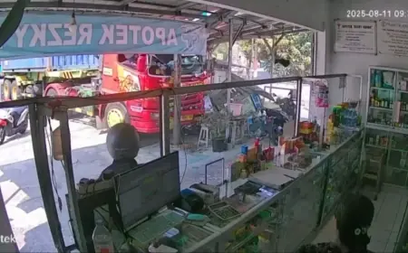 Truk Parkir di Blitar Hilang Kendali, Tabrak Mobil, Gerobak dan Tiang Listrik