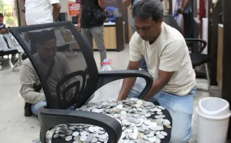 Protes Kenaikan Pajak, Aktivis Datangi Kantor Bapenda Jombang Bawa Segalon Uang Koin