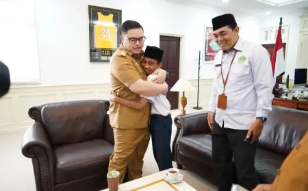 Pelajar MTs Kediri Bertemu Bupati Idola, Serahkan Lukisan Karya Sendiri