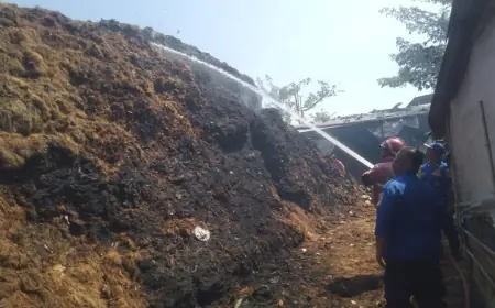 Gudang Serabut Kelapa di Ngunut Terbakar, Damkar Tulungagung Gerak Cepat
