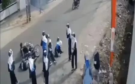 Gerak Jalan di Gresik Ricuh, Pelajar Ditabrak Motor dari Belakang