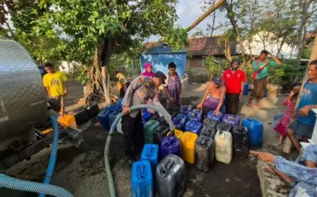 Polres Probolinggo dan BPBD Distribusikan Air Bersih ke Warga Desa Bulujaran Kidul di Tengah Musim Kemarau