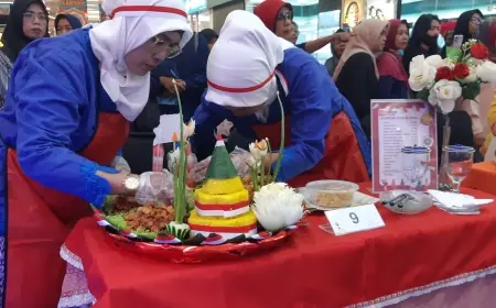 Semarak HUT ke-80 RI, Mak-mak Usia 40+ Adu Tumpeng di Tengah Mall