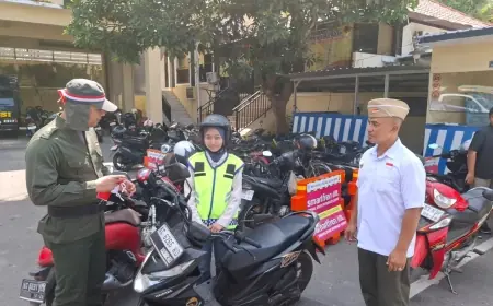 Gelorakan Nasionalisme, Petugas Layanan SIM di Polresta Blitar Kenakan Baju Pahlawan