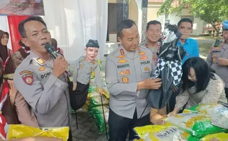 Warga Antre Beras Murah di Polsek Plemahan, Kapolsek Main Wayang Golek Bikin Riuh Suasana