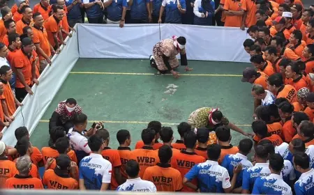 Puluhan Napi dan Petugas Lapas Mojokerto Berebut Ayam di Dalam Penjara