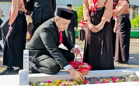 Maknai HUT ke-80 RI, Bupati dan Wakil Bupati Pasuruan Ziarah ke Makam Pahlawan
