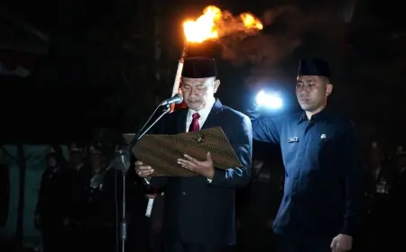 Bupati Lamongan Pimpin Apel Kehormatan dan Renungan Suci di TMP Kesuma Negara