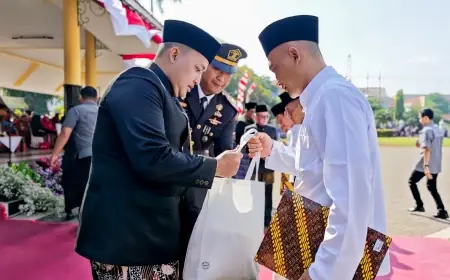 HUT ke-80 RI, Bupati Pasuruan Serahkan Remisi bagi Ratusan Warga Rutan Bangil