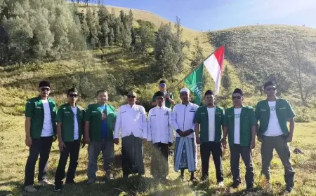 Merah Putih Berkibar di Jabal Kirmit, Ansor Pujer Bondowoso Rayakan Kemerdekaan dengan Tafakur Alam