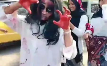 Karnaval HUT RI di Surabaya, Santri Tampil dengan Busana Horor hingga Daur Ulang