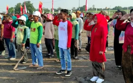 Unik, Upacara Bendera HUT ke-80 RI di Kediri Digelar di Tengah Sawah