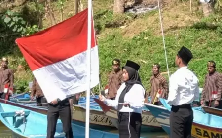 Warga Pacitan Gelar Upacara HUT ke-80 RI di Atas Sungai Maron