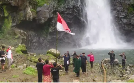 Anak Muda Lumajang Gelar Upacara HUT ke-80 RI di Air Terjun