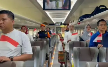 Ratusan Penumpang Ikuti Upacara HUT RI di Atas Kereta Api Berjalan