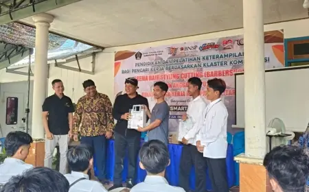 Disnaker Blitar Cetak 23 Tukang Cukur Bersertifikat BNSP dari Dana DBHCHT