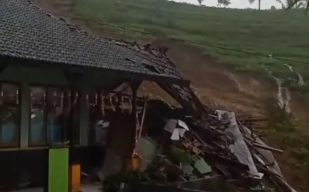 Tanah Longsor Rusak Bangunan SDN 2 Kradinan dan Tutup Jalan di Pagerwojo, Tulungagung