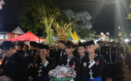 Tradisi Rebo Wekasan di Gresik, Warga Gelar Arak-arakan Tumpeng Hingga Selawatan