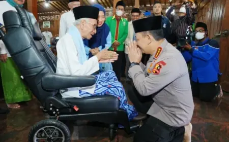 Kapolri Sungkem ke Pengasuh Ponpes Shiddiqiyyah Jombang