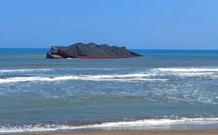 Kapal Tongkang Pengangkut Batu Bara Terdampar di Pantai Konang Trenggalek