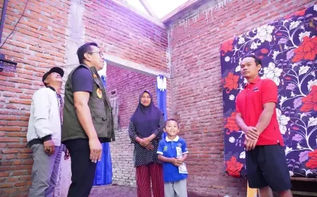 Wali Kota Batu Tinjau Korban Angin Kencang di Giripurno, Serahkan Bantuan dan Santunan