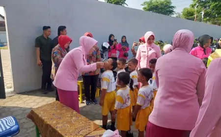 Bhayangkari Nganjuk Gelar Baksos, 50 Siswa Terima Vitamin A dan Obat Cacing