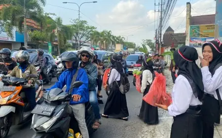 Ribuan Mahasiswa Baru UIN KHAS Jember Bagikan Bibit Pohon Buah di Jalan Raya