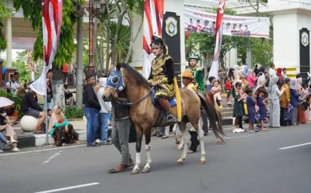 Meriah, Ratusan Pelajar Lamongan Ikuti Mega Karnaval Kemerdekaan