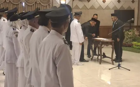 Bupati Gresik Kukuhkan 14 Kades Perpanjangan Jabatan, Satu Desa Tertunda