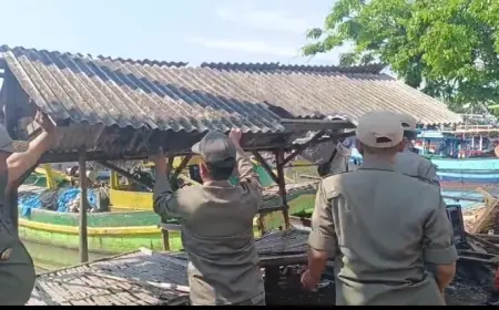 Bangunan Liar di Trotoar Pelabuhan Pasuruan Dibongkar
