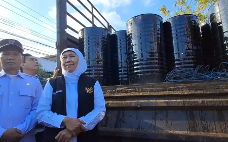 Gubernur Khofifah Salurkan 300 Drum Aspal untuk Percepatan Perbaikan Jalan di Tulungagung