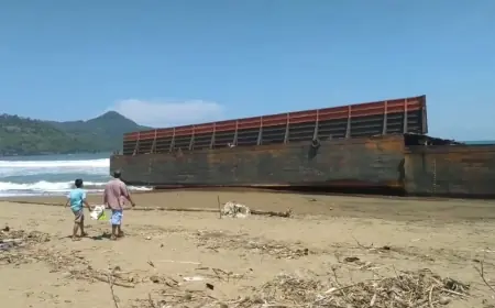 Bupati Trenggalek Minta Kapal Tongkang Batu Bara yang Terdampar di Pantai Konang Cepat Ditangani