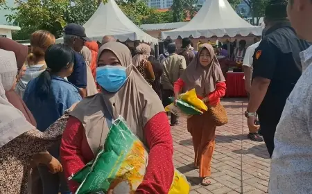Banyak Diskon Sembako, Warga Gresik Antusias Serbu Pasar Murah