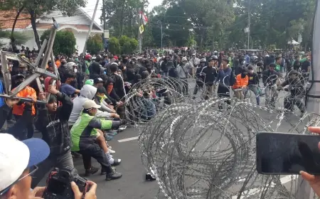 Demo Solidaritas di Surabaya Ricuh, Massa Tuntut Keadilan untuk Ojol yang Tewas di Jakarta