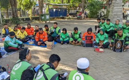 Puluhan Ojol di Probolinggo Gelar Aksi Damai, Doa Bersama untuk Affan Kurniawan