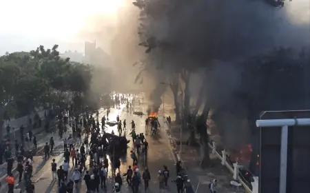 Belasan Motor Dibakar, Aksi Solidaritas Ojol di Surabaya Semakin Memanas