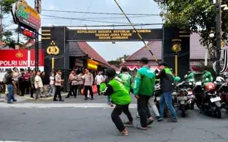 Mapolres Jombang Dipadati Ribuan Ojol, Gelar Salat Gaib dan Doa untuk Affan