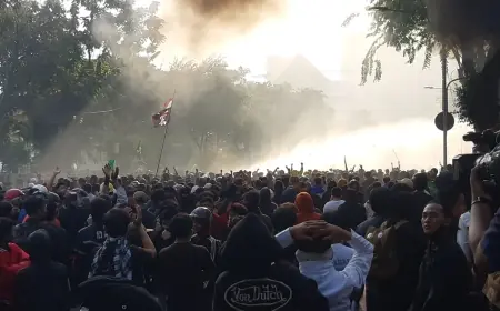 Kerusuhan Menelan Korban Pecah di Surabaya, Polisi Tembakkan Gas Air Mata Bubarkan Massa