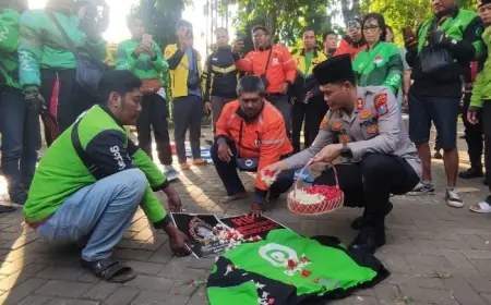 Usut Kematian Affan, Puluhan Ojol dan Polisi di Probolinggo Tabur Bunga