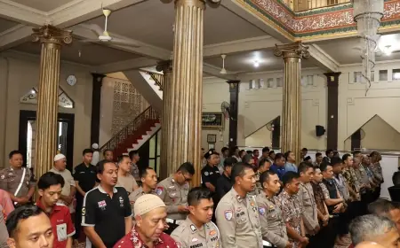 Polres Lamongan Gelar Salat Gaib untuk Ojol yang Tewas saat Aksi di Jakarta