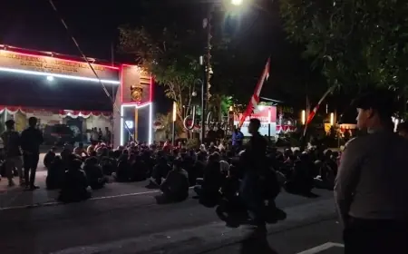 Tuntut Kapolri Dicopot, Mahasiswa di Jombang Duduk Manis Bareng Polisi