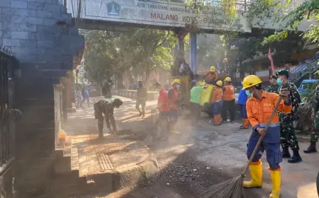 Usai Demo, Prajurit Divif 2 Kostrad dan Warga Gotong Royong Pulihkan Wajah Kota