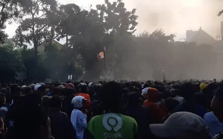 Aksi Tuntut Reformasi Polri Berlanjut di Polrestabes Surabaya,  Desak Bebaskan Demonstran yang Ditahan