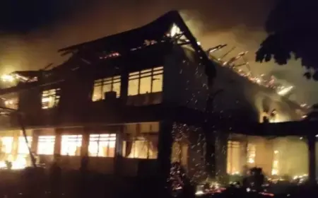 Seusai Rusak Mapolresta, Massa Bakar Gedung DPRD Kota Kediri