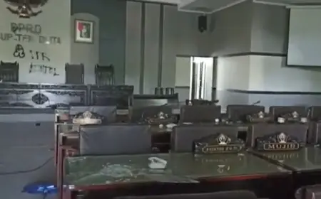 Jadi Sasaran Amukan Massa, Gedung DPRD Kabupaten Blitar Porak Poranda