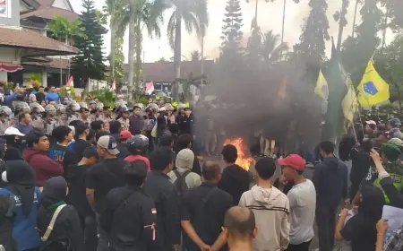 Ratusan Mahasiswa Bondowoso Duduki Gedung DPRD