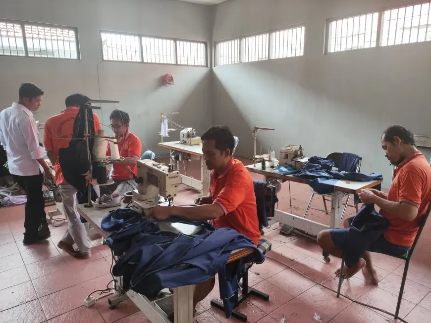 Warga Binaan Lapas Tulungagung Produksi Celemek untuk Program MBG